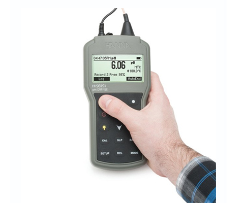 Máy đo pH, mV và nhiệt độ Hanna HI98190 có thiết kế cầm tay nhỏ, gọn