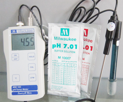 máy đo pH - nhiệt độ cầm tay điện tử hiện số Milwaukee MW102  dễ dàng hiệu chuẩn