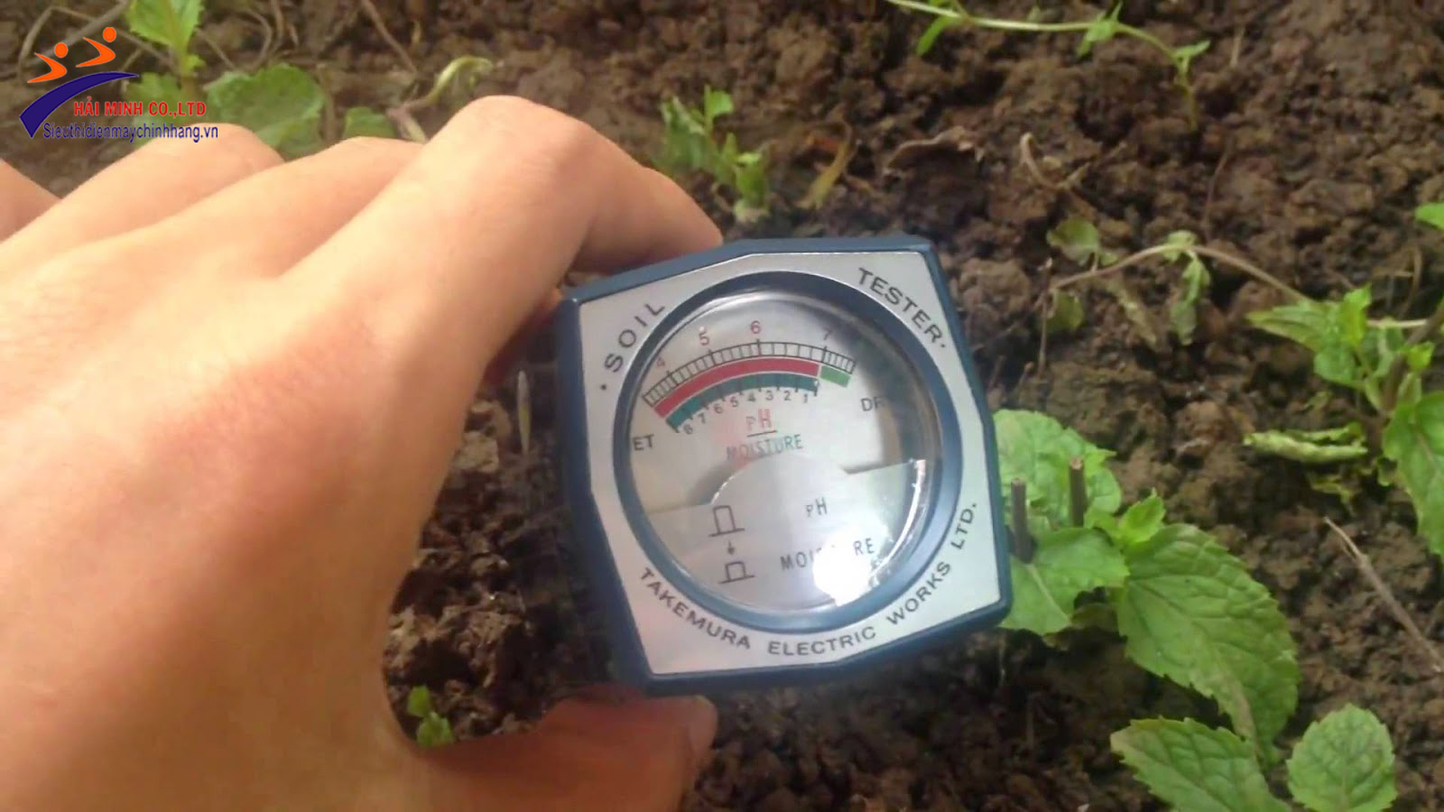Máy đo độ ẩm đất trong sản xuất trồng trọt của bà con nông dân