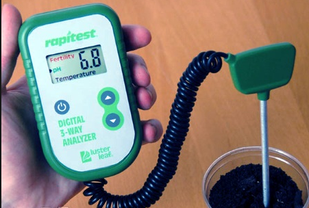 Dùng máy đo pH đất xác định chỉ số pH trong đất