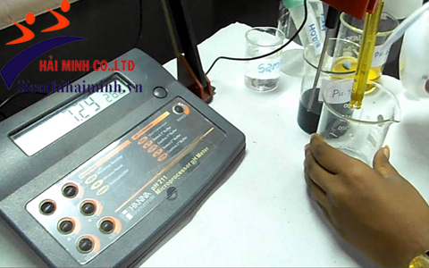 Sử dụng máy đo độ pH trong phòng thí nghiệm