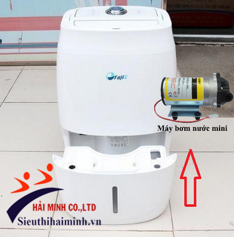 Dùng máy bơm mini lấy nước trong máy hút ẩm ra ngoài